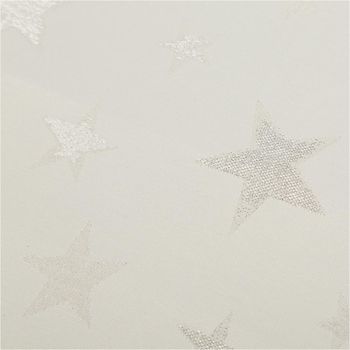 Edler Jacquard Weihnachtsstoff mit elegantem Metallic-Effekt. Große, glitzernde Sterne in Silber zieren den ecrufarbenen Grund. Das Deko-Gewebe hat eine Breite von 2,80 Metern - Nahaufnahme