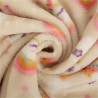 Weicher Fleecestoff für kuschelige Projekte. Das bezaubernde Einhörner-Muster mit Regenbogen und Sternen ist in sanften Rosa- und Beigetönen gehalten und 1,45 Meter breit - kunstvoll eingedreht in Falten