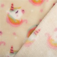 93265-Fleecestoff-Einhoerner-Regenbogen-beige-rosa-1-45-m-Breite-IMG-3030.jpg Weicher Fleecestoff für kuschelige Projekte. Das bezaubernde Einhörner-Muster mit Regenbogen und Sternen ist in sanften Rosa- und Beigetönen gehalten und 1,45 Meter breit - mit Rueckseite