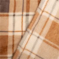Weicher Fleecestoff mit angerauter Oberfläche, ideal für Decken und warme Kleidung. Das Tinsley Karomuster kombiniert beige, warme Braun- und Grautöne auf einer Breite von 1,45 Metern - mit Rueckseite