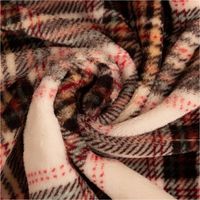 Kuscheliger Fleecestoff mit flauschiger Oberfläche, perfekt für warme Decken oder Kleidung. Das klassische Norwy Karomuster kombiniert Ecru, tiefes Schwarz und feine rote Linien auf 1,45 Metern Breite - kunstvoll eingedreht in Falten