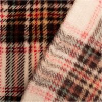 Kuscheliger Fleecestoff mit flauschiger Oberfläche, perfekt für warme Decken oder Kleidung. Das klassische Norwy Karomuster kombiniert Ecru, tiefes Schwarz und feine rote Linien auf 1,45 Metern Breite - mit Rueckseite