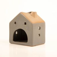 93286-Windlicht-Haus-hellgrau-natur-6x9x6cm-von-Werner-Voss-IMG-3101.jpg Windlicht Haus von Werner Voß in Hellgrau und Naturton, aus Keramik, 6x9x6 cm, mit Fensteröffnungen, schlichtes Hausdesign für Teelichter - Rueckseite seitlich