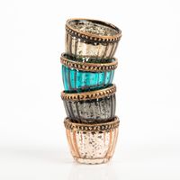 Stimmungsvolle Teelichter aus gerilltem Glas mit einem antik anmutenden Metallrand in den Farben Gold, Türkis, Grau und Rosé. Mit einer Größe von 4,5 x 6 cm zaubern diese Accessoires von Werner Voß glanzvolle Lichtakzente - Vollansicht gestapelt