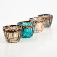 Stimmungsvolle Teelichter aus gerilltem Glas mit einem antik anmutenden Metallrand in den Farben Gold, Türkis, Grau und Rosé. Mit einer Größe von 4,5 x 6 cm zaubern diese Accessoires von Werner Voß glanzvolle Lichtakzente - Vollansicht gereiht