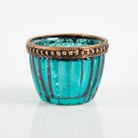 Stimmungsvolle Teelichter aus gerilltem Glas mit einem antik anmutenden Metallrand in den Farben Gold, Türkis, Grau und Rosé. Mit einer Größe von 4,5 x 6 cm zaubern diese Accessoires von Werner Voß glanzvolle Lichtakzente - nahaufnahme blau