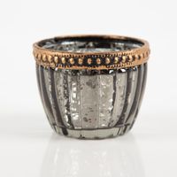 Stimmungsvolle Teelichter aus gerilltem Glas mit einem antik anmutenden Metallrand in den Farben Gold, Türkis, Grau und Rosé. Mit einer Größe von 4,5 x 6 cm zaubern diese Accessoires von Werner Voß glanzvolle Lichtakzente - nahaufnahme grau