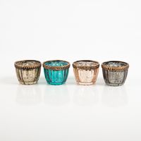 93288-Teelicht-mit-Metallrand-gerillt-in-vier-Farben-4-5x6cm-von-Werner-Voss-IMG-3464.jpg Stimmungsvolle Teelichter aus gerilltem Glas mit einem antik anmutenden Metallrand in den Farben Gold, Türkis, Grau und Rosé. Mit einer Größe von 4,5 x 6 cm zaubern diese Accessoires von Werner Voß glanzvolle Lichtakzente - Vollansicht nebeneinander