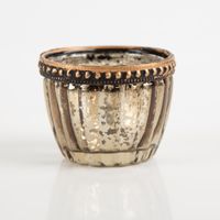 93288-Teelicht-mit-Metallrand-gerillt-in-vier-Farben-4-5x6cm-von-Werner-Voss-IMG-3466.jpg Stimmungsvolle Teelichter aus gerilltem Glas mit einem antik anmutenden Metallrand in den Farben Gold, Türkis, Grau und Rosé. Mit einer Größe von 4,5 x 6 cm zaubern diese Accessoires von Werner Voß glanzvolle Lichtakzente - Nahaufnahme braun