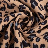 93292-Viskose-Stoff-mit-30--Leinen-Leo-beige-blau-schwarz-1-34cm-Breite-IMG-2967.jpg Leichter Viskosestoff mit 30 Prozent Leinenanteil und einem modernen Leo-Print. Das Muster kombiniert Flecken in Schwarz und rauchigem Blau auf warmem beigefarbenem Grund, 1,34 Meter breit - kunstvoll eingedreht in Falten