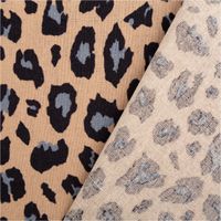 93292-Viskose-Stoff-mit-30--Leinen-Leo-beige-blau-schwarz-1-34cm-Breite-IMG-2968.jpg Leichter Viskosestoff mit 30 Prozent Leinenanteil und einem modernen Leo-Print. Das Muster kombiniert Flecken in Schwarz und rauchigem Blau auf warmem beigefarbenem Grund, 1,34 Meter breit - mit Rueckseite