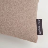93295-SCHoeNER-LEBEN--Zugluftstopper-Thermo-kuschelweich-uni-in-Hellbraun-fuer-Fenster-und-Tueren--waschbar--verschiedene-Groessen-IMG-2164.jpg Nahaufnahme eines hellbraunen Zugluftstoppers aus weichem Thermostoff mit SCHÖNER-LEBEN-Etikett