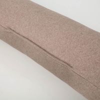 93295-SCHoeNER-LEBEN--Zugluftstopper-Thermo-kuschelweich-uni-in-Hellbraun-fuer-Fenster-und-Tueren--waschbar--verschiedene-Groessen-IMG-2165.jpg Detailaufnahme der Naht der Wende- und Stopföffnung eines hellbraunen Thermo-Zugluftstoppers