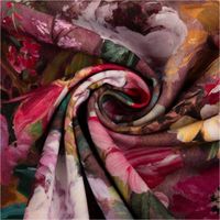 Stabiler Canvas Baumwollstoff mit luxuriösem Digitaldruck. Das Motiv wirkt wie ein Ölgemälde mit einem dichten Blumenstrauß in kräftigen Lila-, Pink- und Rottönen, 138 Zentimeter breit - kunstvoll eingedreht in Falten