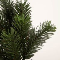 Kleiner künstlicher Tannenbaum im Topf, ca. 22 cm hoch, realistische grüne Nadeln, dekorativer Kunstbaum im schwarzen Topf, ideal für winterliche Tisch- und Weihnachtsdekorationen - Detailaufnahme