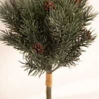 Künstlicher Tannenzweig Strauß aus Kunststoff, ca. 27 cm lang, mit dezentem Glitzer und kleinen Zapfen, ideal für winterliche Arrangements und stimmungsvolle Weihnachtsdekorationen - Nahaufnahme