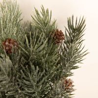 Künstlicher Tannenzweig Strauß aus Kunststoff, ca. 27 cm lang, mit dezentem Glitzer und kleinen Zapfen, ideal für winterliche Arrangements und stimmungsvolle Weihnachtsdekorationen - Detailaufnahme