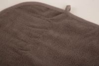 Hochwertiges Mikrofaser-Handtuch für Tiere in einem praktischen, neutralen Grau. Mit den Maßen 65 x 24 cm und einer besonders saugstarken Struktur ist es ideal zum schnellen Abtrocknen von Pfoten und Fell nach dem Spaziergang oder Bad geeignet - Oberflaech
