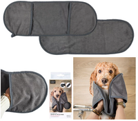 Collage aus Mikrofaser-Handtuch, Verpackung und Anwendungsfoto mit Hund