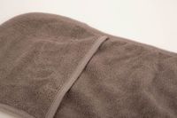 93304-Mikorofaser-Handtuch-fuer-Tiere-saugstark-grau-65x24cm-IMG-3164.jpg Hochwertiges Mikrofaser-Handtuch für Tiere in einem praktischen, neutralen Grau. Mit den Maßen 65 x 24 cm und einer besonders saugstarken Struktur ist es ideal zum schnellen Abtrocknen von Pfoten und Fell nach dem Spaziergang oder Bad geeignet - Nahaufnahm