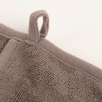 93304-Mikorofaser-Handtuch-fuer-Tiere-saugstark-grau-65x24cm-IMG-3165.jpg Hochwertiges Mikrofaser-Handtuch für Tiere in einem praktischen, neutralen Grau. Mit den Maßen 65 x 24 cm und einer besonders saugstarken Struktur ist es ideal zum schnellen Abtrocknen von Pfoten und Fell nach dem Spaziergang oder Bad geeignet - Detailaufn