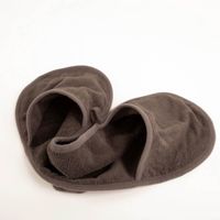 93304-Mikorofaser-Handtuch-fuer-Tiere-saugstark-grau-65x24cm-IMG-3166.jpg Hochwertiges Mikrofaser-Handtuch für Tiere in einem praktischen, neutralen Grau. Mit den Maßen 65 x 24 cm und einer besonders saugstarken Struktur ist es ideal zum schnellen Abtrocknen von Pfoten und Fell nach dem Spaziergang oder Bad geeignet - drapiert