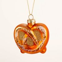 93305-Weihnachtshaenger-Brezel-braun-7-5-x-7-5-cm-IMG-3158.jpg Dekorativer Weihnachtshänger in Form einer glänzenden Brezel in warmem Braun und Goldtönen. Mit einer Größe von 7,5 x 7,5 cm und glitzernden Details ist dieser Anhänger ein besonderer Blickfang für Ihren Tannenbaum - Detaiaufnahme