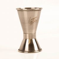 Doppelseitiger Messbecher Barmaß aus Edelstahl, kompaktes Cocktailmaß für Bar und Küche, robust verarbeitet, ideal zum präzisen Abmessen von Spirituosen, Maße 5,1 x 6,8 cm - Nahaufnahme