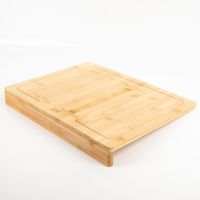 Hochwertiges Schneidbrett aus robustem Bambus mit einer praktischen Anschlagkante, die ein Verrutschen während der Arbeit verhindert. Mit den Maßen 45 x 34,5 x 1,2 cm von 5five bietet es eine großzügige Arbeitsfläche - Vollansicht