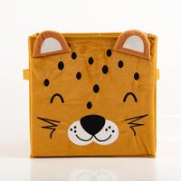 Diese praktische Aufbewahrungsbox in faltbarem Design zeigt ein charmantes Löwen-Gesicht mit aufgesetzten Ohren auf einem warmen, senfbraunen Untergrund. Die Box von Atmosphera bietet mit 29 x 29 x 29 cm idealen Stauraum für das Kinderzimmer - Nahaufnahme