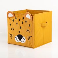 93309-Aufbewahrungsbox-Loewe-faltbar-mit-Henkeln-braun-29x29x29cm-IMG-3484.jpg Diese praktische Aufbewahrungsbox in faltbarem Design zeigt ein charmantes Löwen-Gesicht mit aufgesetzten Ohren auf einem warmen, senfbraunen Untergrund. Die Box von Atmosphera bietet mit 29 x 29 x 29 cm idealen Stauraum für das Kinderzimmer - Vollansicht