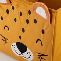 93309-Aufbewahrungsbox-Loewe-faltbar-mit-Henkeln-braun-29x29x29cm-IMG-3486.jpg Diese praktische Aufbewahrungsbox in faltbarem Design zeigt ein charmantes Löwen-Gesicht mit aufgesetzten Ohren auf einem warmen, senfbraunen Untergrund. Die Box von Atmosphera bietet mit 29 x 29 x 29 cm idealen Stauraum für das Kinderzimmer - Detailaufnah