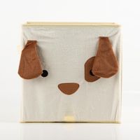 93310-Aufbewahrungsbox-Hund-faltbar-mit-Henkeln-hellbeige-29x29x29cm-IMG-3489.jpg Praktische Aufbewahrungsbox in faltbarem Design mit einem niedlichen Hunde-Gesicht und applizierten Schlappohren in Braun. Die hellbeige Box von Atmosphera bietet mit 29 x 29 x 29 cm idealen Stauraum für das Kinderzimmer - Nahaufnahme