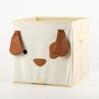 93310-Aufbewahrungsbox-Hund-faltbar-mit-Henkeln-hellbeige-29x29x29cm-IMG-3490.jpg Praktische Aufbewahrungsbox in faltbarem Design mit einem niedlichen Hunde-Gesicht und applizierten Schlappohren in Braun. Die hellbeige Box von Atmosphera bietet mit 29 x 29 x 29 cm idealen Stauraum für das Kinderzimmer - Vollansicht