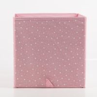 93311-Aufbewahrungsbox-Sternchen-faltbar-mit-Henkeln-rosa-29x29x29cm-IMG-3495.jpg Diese praktische Aufbewahrungsbox in faltbarem Design besticht durch ein dezentes, weißes Sternchen-Muster auf einem sanften, rosafarbenen Untergrund. Die Box von Atmosphera bietet mit 29 x 29 x 29 cm idealen Stauraum für das Kinderzimmer - Nahaufnahme