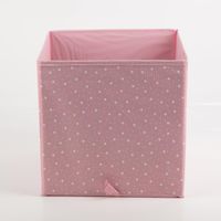 93311-Aufbewahrungsbox-Sternchen-faltbar-mit-Henkeln-rosa-29x29x29cm-IMG-3496.jpg Diese praktische Aufbewahrungsbox in faltbarem Design besticht durch ein dezentes, weißes Sternchen-Muster auf einem sanften, rosafarbenen Untergrund. Die Box von Atmosphera bietet mit 29 x 29 x 29 cm idealen Stauraum für das Kinderzimmer - Vollansicht