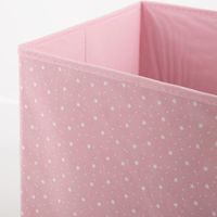 93311-Aufbewahrungsbox-Sternchen-faltbar-mit-Henkeln-rosa-29x29x29cm-IMG-3497.jpg Diese praktische Aufbewahrungsbox in faltbarem Design besticht durch ein dezentes, weißes Sternchen-Muster auf einem sanften, rosafarbenen Untergrund. Die Box von Atmosphera bietet mit 29 x 29 x 29 cm idealen Stauraum für das Kinderzimmer - Detailaufnahme