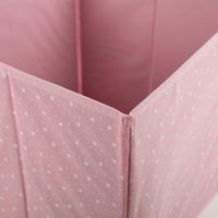 93311-Aufbewahrungsbox-Sternchen-faltbar-mit-Henkeln-rosa-29x29x29cm-IMG-3498.jpg Diese praktische Aufbewahrungsbox in faltbarem Design besticht durch ein dezentes, weißes Sternchen-Muster auf einem sanften, rosafarbenen Untergrund. Die Box von Atmosphera bietet mit 29 x 29 x 29 cm idealen Stauraum für das Kinderzimmer - Rueckseite