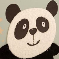 Hochwertiges Wandbild mit einer niedlichen Panda-Stoff-Applikation auf mintfarbenem Grund in einem natürlichen Holzrahmen. Mit den Maßen 40 x 30 cm ist diese charmante Dekoration von Atmosphera ideal für jedes Kinderzimmer geeignet - Nahaufnahme