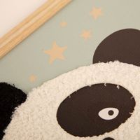 93312-Wandbild-Panda-mit-Stoff-Applikation-im-Holzrahmen-mint-40x30cm-IMG-3196.jpg Hochwertiges Wandbild mit einer niedlichen Panda-Stoff-Applikation auf mintfarbenem Grund in einem natürlichen Holzrahmen. Mit den Maßen 40 x 30 cm ist diese charmante Dekoration von Atmosphera ideal für jedes Kinderzimmer geeignet - Detailaufnahme