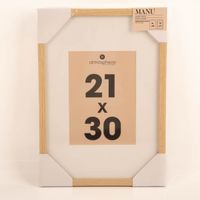 93314-Bilderrahmen-Holz-Glas-mit-Passepartout-30x21cm--IMG-3189.jpg Hochwertiger Bilderrahmen aus hellem Holz mit einer Echtglasscheibe und einem eleganten Passepartout. Mit den Maßen 30 x 21 cm von Atmosphera bietet er den perfekten Rahmen für Ihre Dokumente oder Kunstwerke im A4-Format - Vollansicht