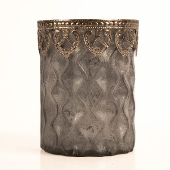 Hochwertiges Windlicht aus grauem Glas in frostiger Optik mit einem kunstvoll verzierten, silberfarbenen Metallrand. Mit den Maßen 8,5 x 11 cm sorgt dieses Accessoire von Werner Voß für stimmungsvollen Lichtschein in Ihrem Zuhause - nahaufnahme
