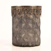 Hochwertiges Windlicht aus grauem Glas in frostiger Optik mit einem kunstvoll verzierten, silberfarbenen Metallrand. Mit den Maßen 8,5 x 11 cm sorgt dieses Accessoire von Werner Voß für stimmungsvollen Lichtschein in Ihrem Zuhause - nahaufnahme