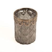 93316-Windlicht-Frosty-Glas-mit-Metallrand-grau-silberfarbig-8-5x11cm-von-Werner-Voss-IMG-3179.jpg Hochwertiges Windlicht aus grauem Glas in frostiger Optik mit einem kunstvoll verzierten, silberfarbenen Metallrand. Mit den Maßen 8,5 x 11 cm sorgt dieses Accessoire von Werner Voß für stimmungsvollen Lichtschein in Ihrem Zuhause - Vollansicht