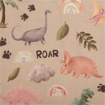 Baumwollstoff mit fröhlichem Digitaldruck für Kinderprojekte. Das bezaubernde Muster zeigt sanft aquarellierte Dinosaurier, kleine Regenbogen und das Wort "ROAR" auf beigefarbenem Grund, 1,48 Meter breit - Nahaufnahme