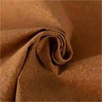 93318-Korkstoff-Kork-Meterware-uni-natur-1-39m-Breite-IMG-3049.jpg Innovativer Korkstoff Meterware in natürlicher, unifarbener Optik. Das vegane Material mit seiner typisch granularen Textur ist robust und besitzt eine Breite von 1,39 Metern - kunstvoll eingedreht in Falten
