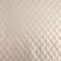 Eleganter, leichter Steppstoff mit dezentem Schimmer-Effekt. Die Oberfläche ist silber irisierend und die Rautensteppung sorgt für eine luxuriöse Optik, 1,48 Meter breit - Vollansicht
