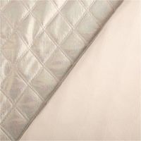 93319-Steppstoff-Bekleidungsstoff-Rautensteppung-3--Elasthan-silber-irisierend-1-48m-Breite-IMG-3017.jpg Eleganter, leichter Steppstoff mit dezentem Schimmer-Effekt. Die Oberfläche ist silber irisierend und die Rautensteppung sorgt für eine luxuriöse Optik, 1,48 Meter breit - mit Rueckseite