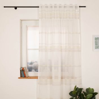 Gardine mit Schlaufenband Voile Bouclé-Streifen Wollweiß Natur 140x245cm - Nahaufnahme am Fenster