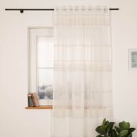 Gardine mit Schlaufenband Voile Bouclé-Streifen Wollweiß Natur 140x245cm - Nahaufnahme am Fenster